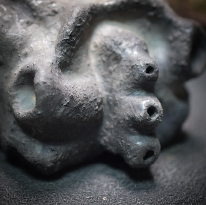 Handgefertigtes anatomisches Herz aus Ton - traditioneller Rauchbrand