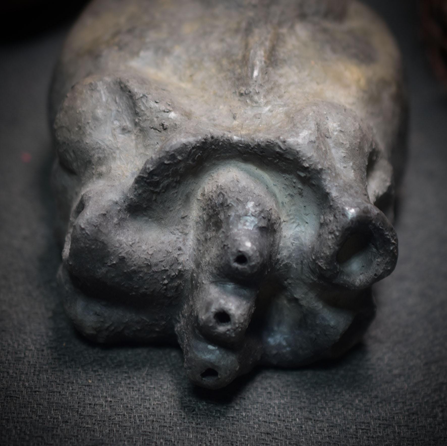 Handgefertigtes anatomisches Herz aus Ton - traditioneller Rauchbrand