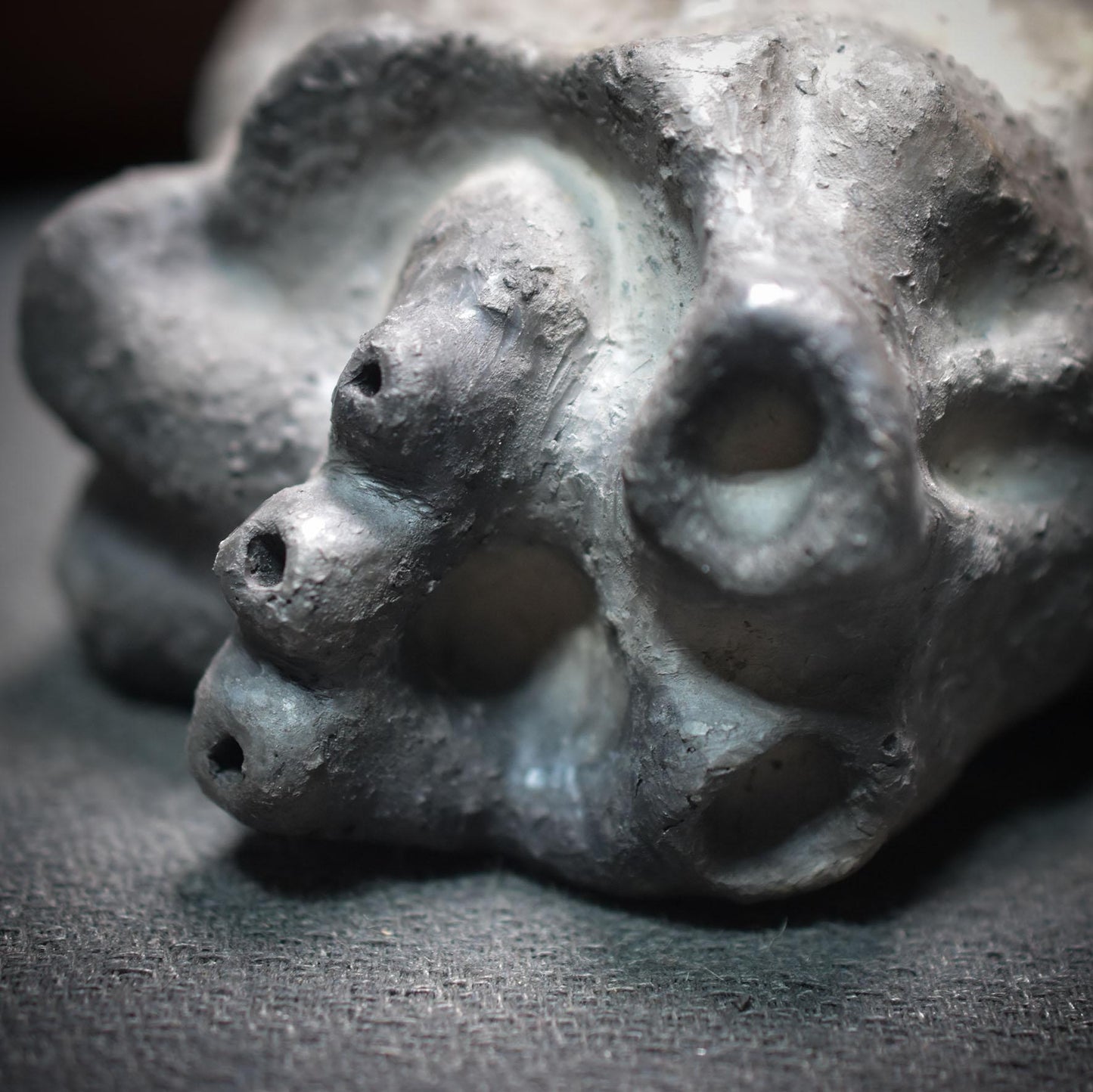 Handgefertigtes anatomisches Herz aus Ton - traditioneller Rauchbrand - Art.Nr.: SKU014