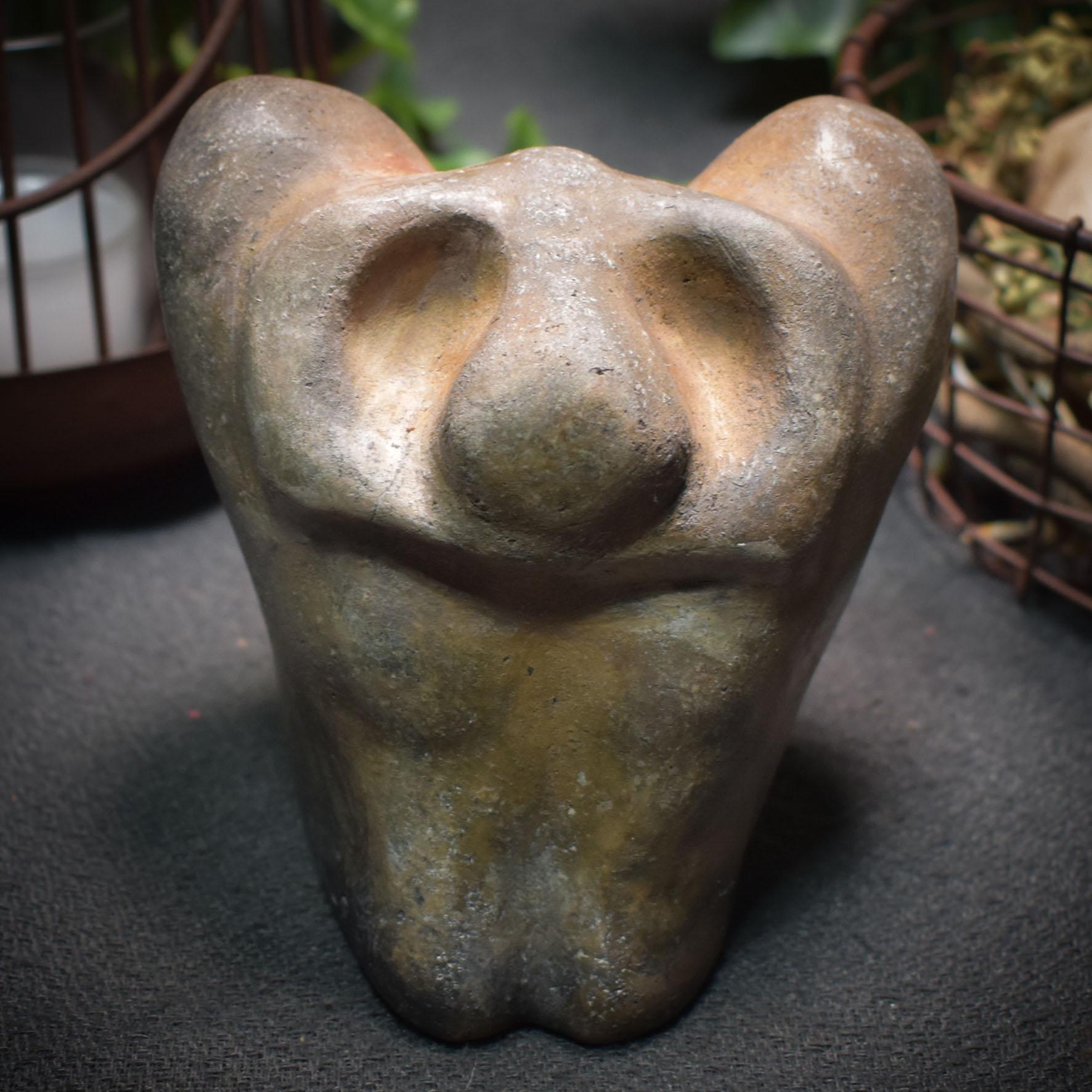 Handgefertigte herzförmige Tonskulptur - Ausdruck von Trauer und Verzweiflung - Art.Nr.: SKU015