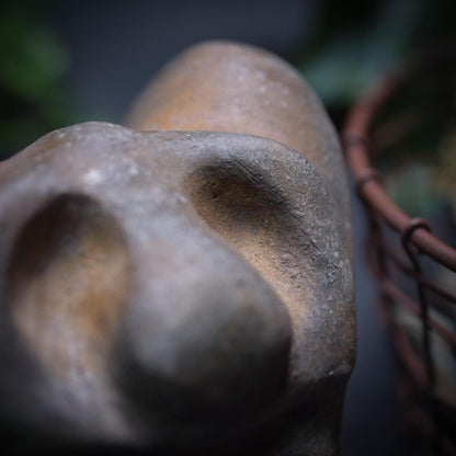 Handgefertigte herzförmige Tonskulptur - Ausdruck von Trauer und Verzweiflung - Art.Nr.: SKU015