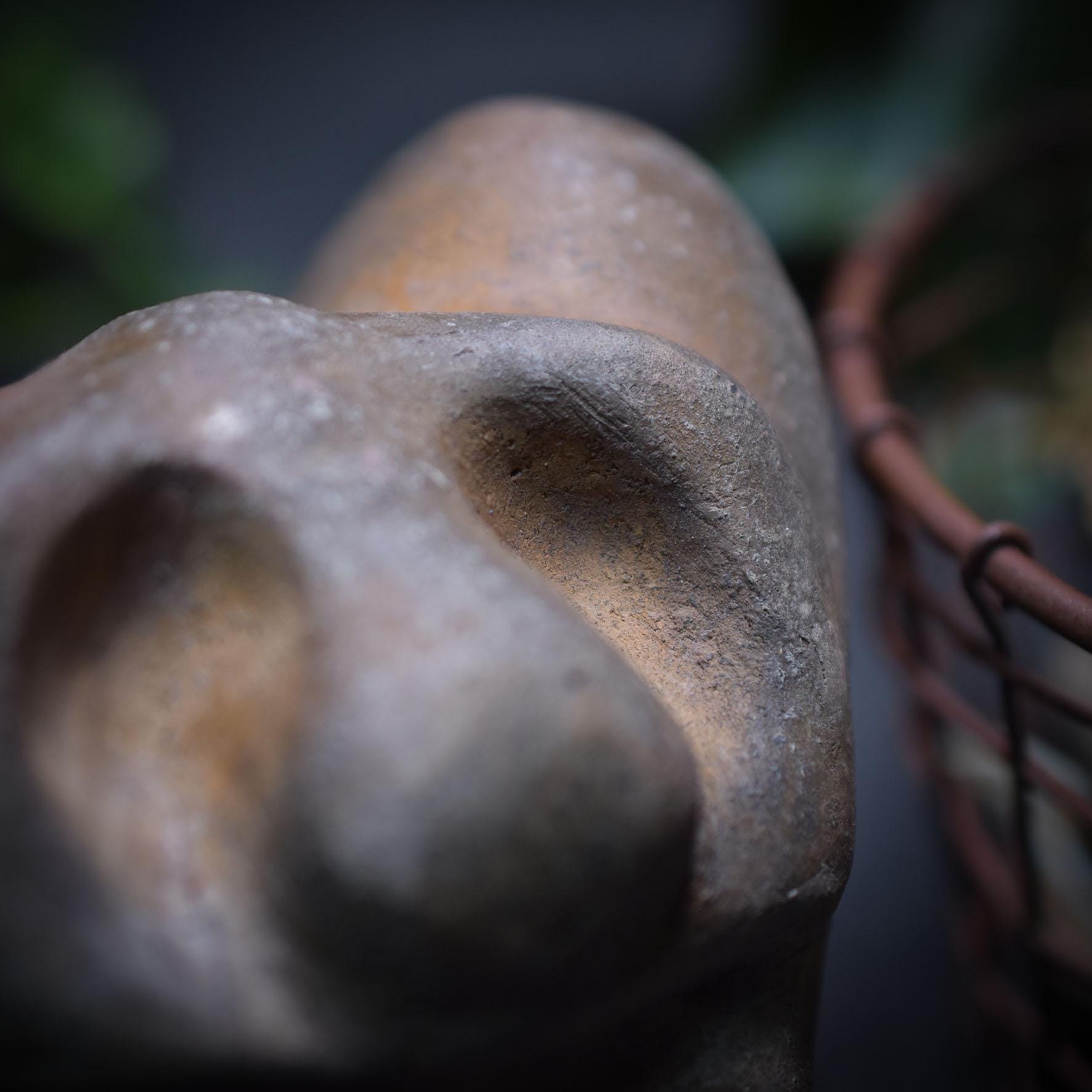 Handgefertigte herzförmige Tonskulptur - Ausdruck von Trauer und Verzweiflung
