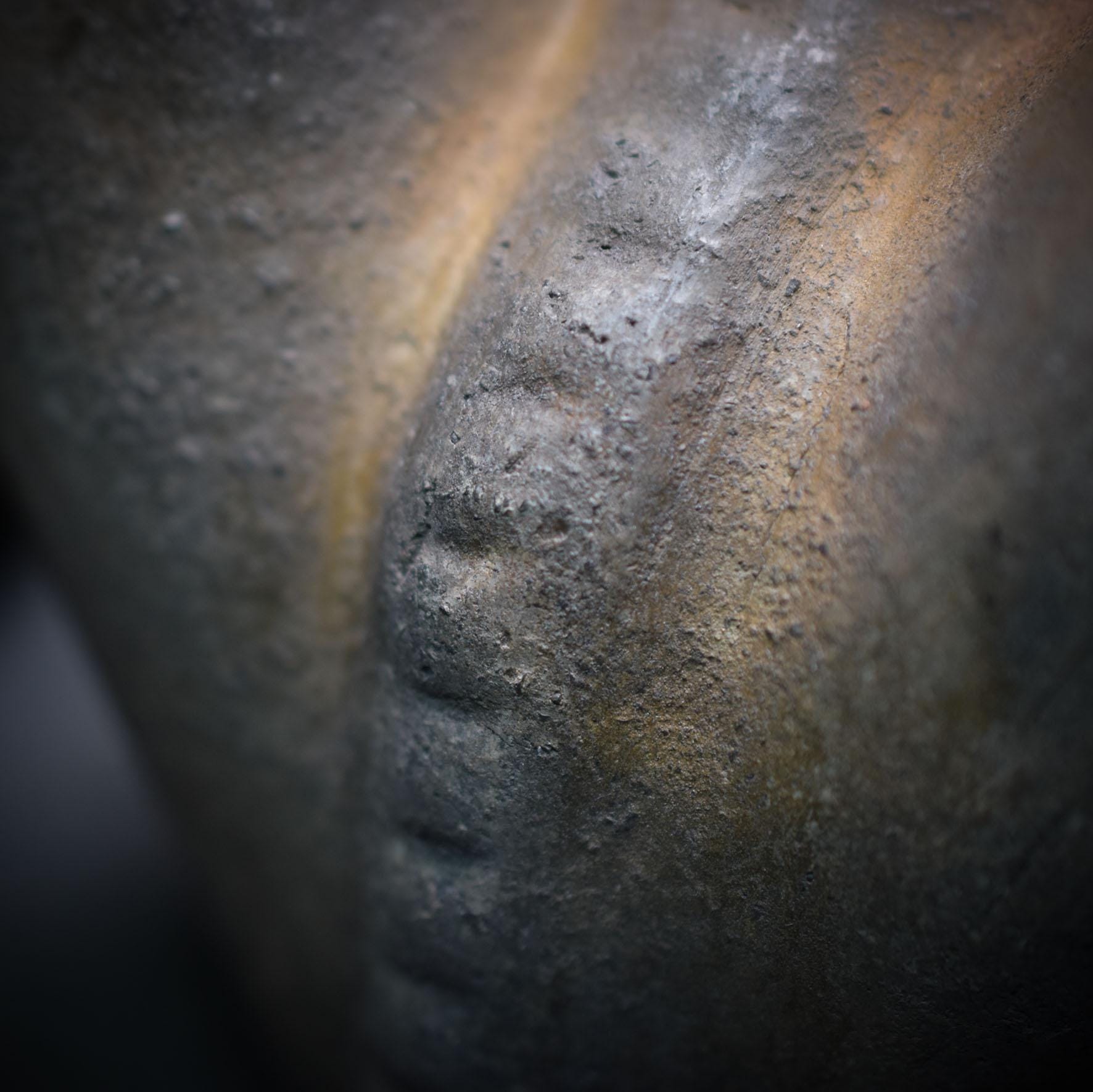 Handgefertigte herzförmige Tonskulptur - Ausdruck von Trauer und Verzweiflung