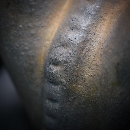 Handgefertigte herzförmige Tonskulptur - Ausdruck von Trauer und Verzweiflung
