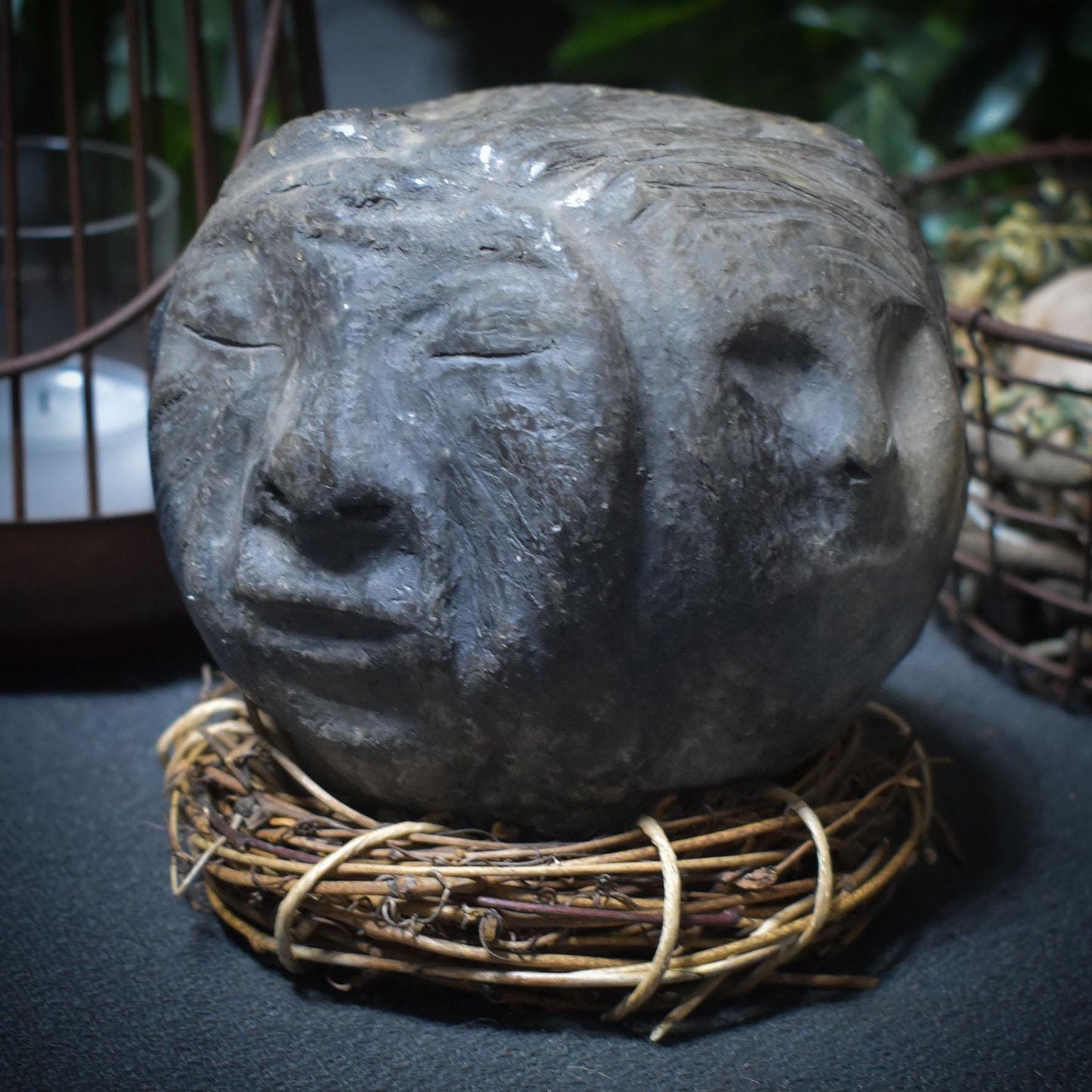 Handgefertigte Tonskulptur "Die drei Lebensphasen" - traditionelle Rauchbrandkunst