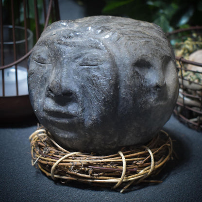 Handgefertigte Tonskulptur "Die drei Lebensphasen" - traditionelle Rauchbrandkunst