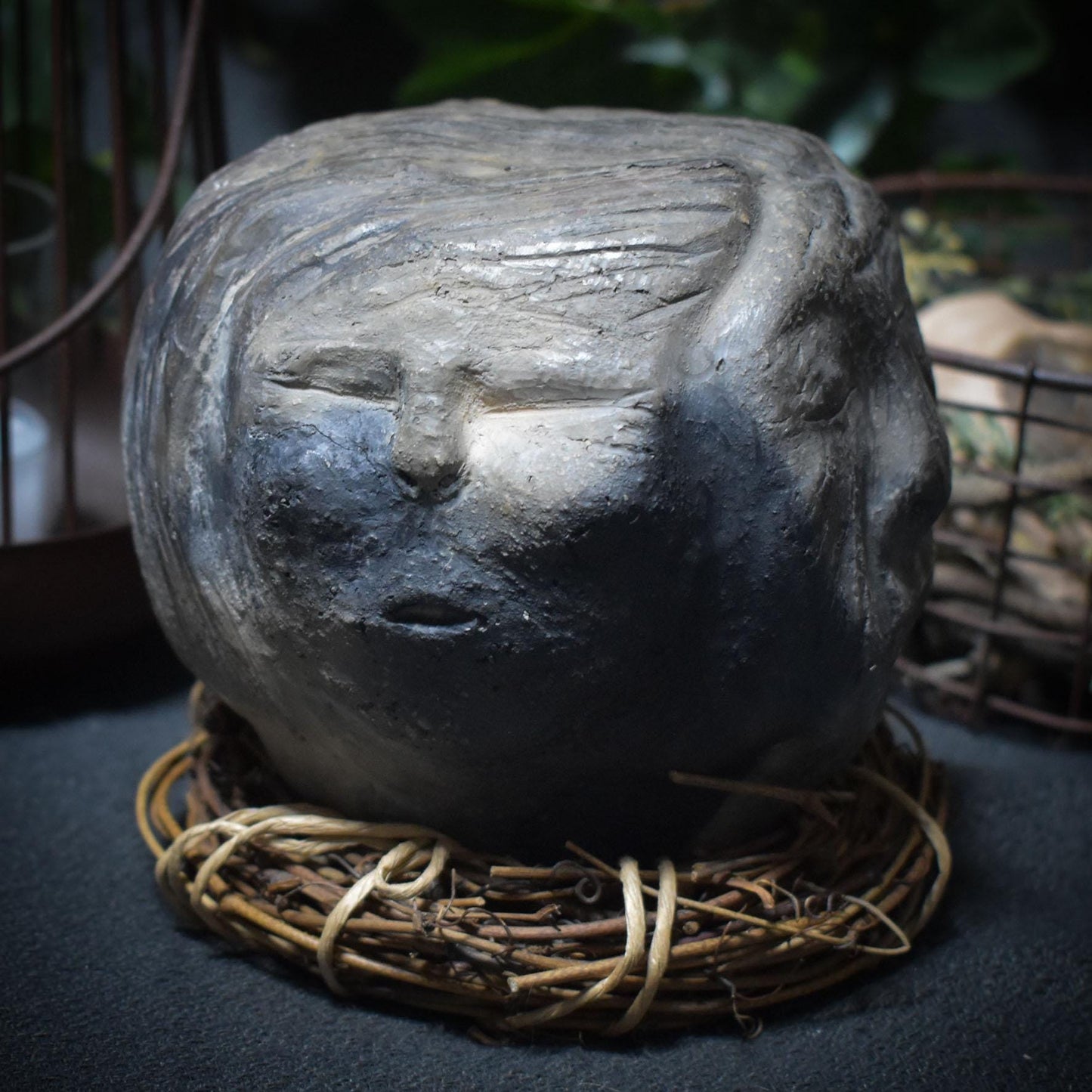 Handgefertigte Tonskulptur "Die drei Lebensphasen" - traditionelle Rauchbrandkunst