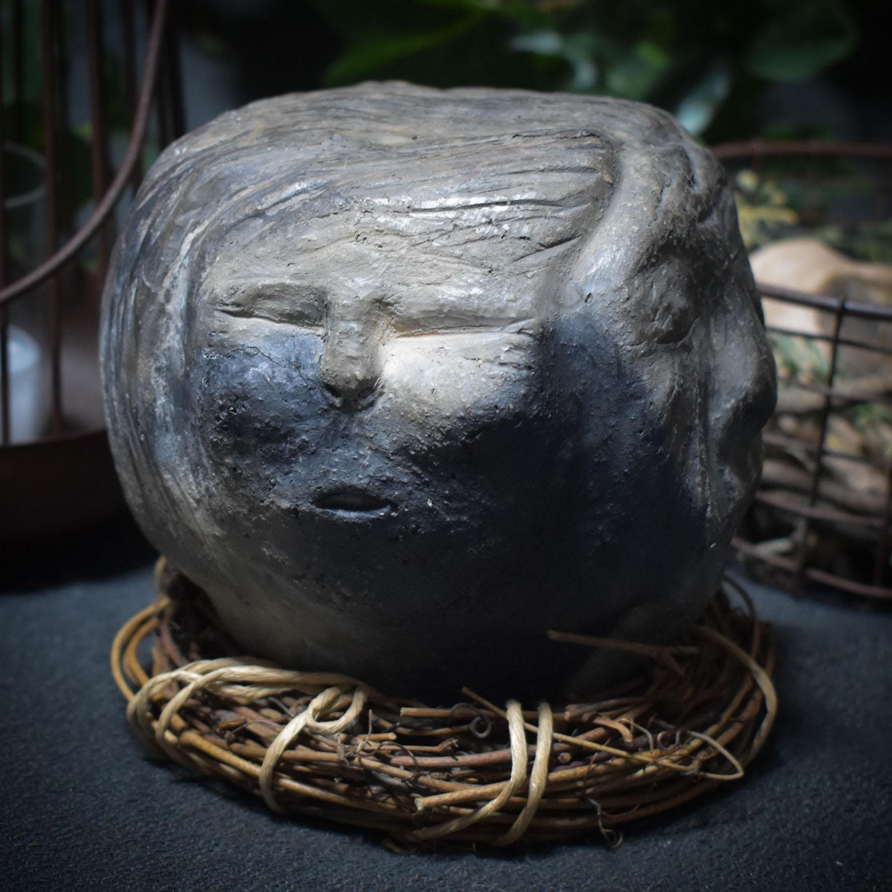 Handgefertigte Tonskulptur "Die drei Lebensphasen" - traditionelle Rauchbrandkunst