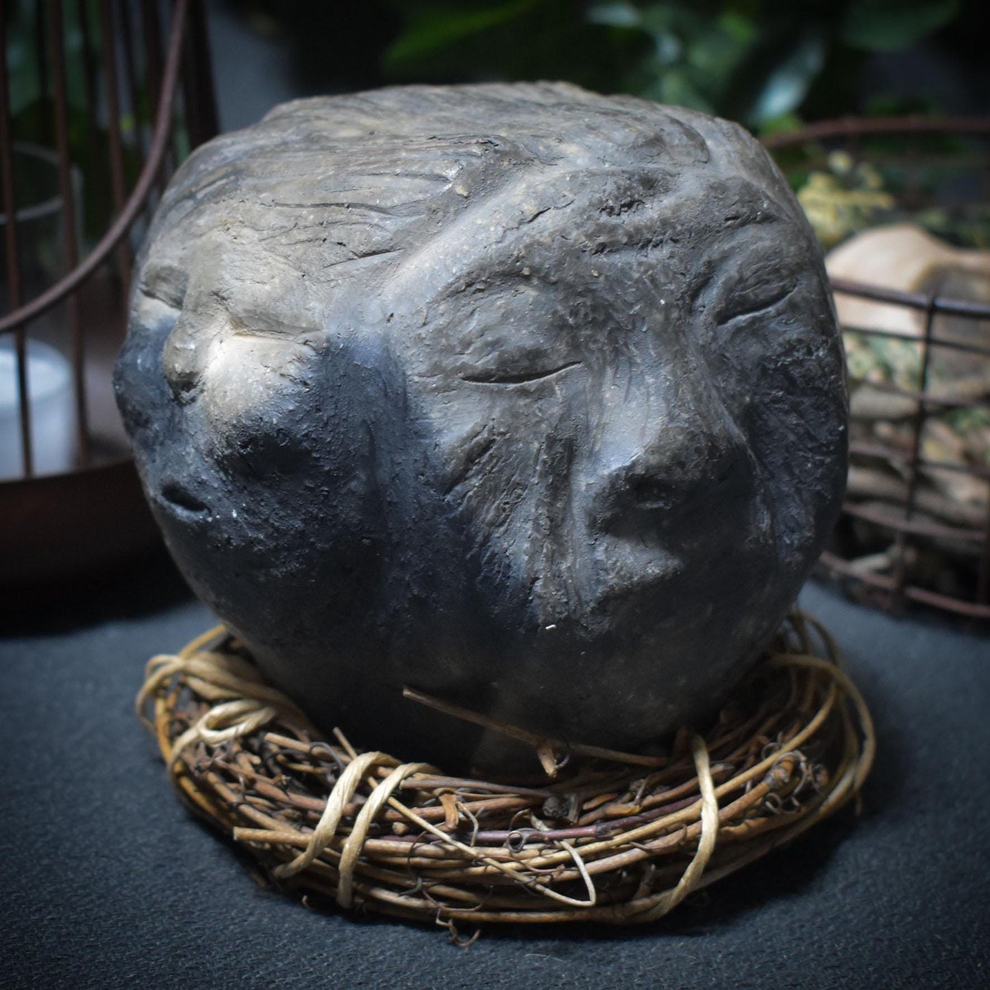 Handgefertigte Tonskulptur "Die drei Lebensphasen" - traditionelle Rauchbrandkunst - Art.Nr.: SKU016