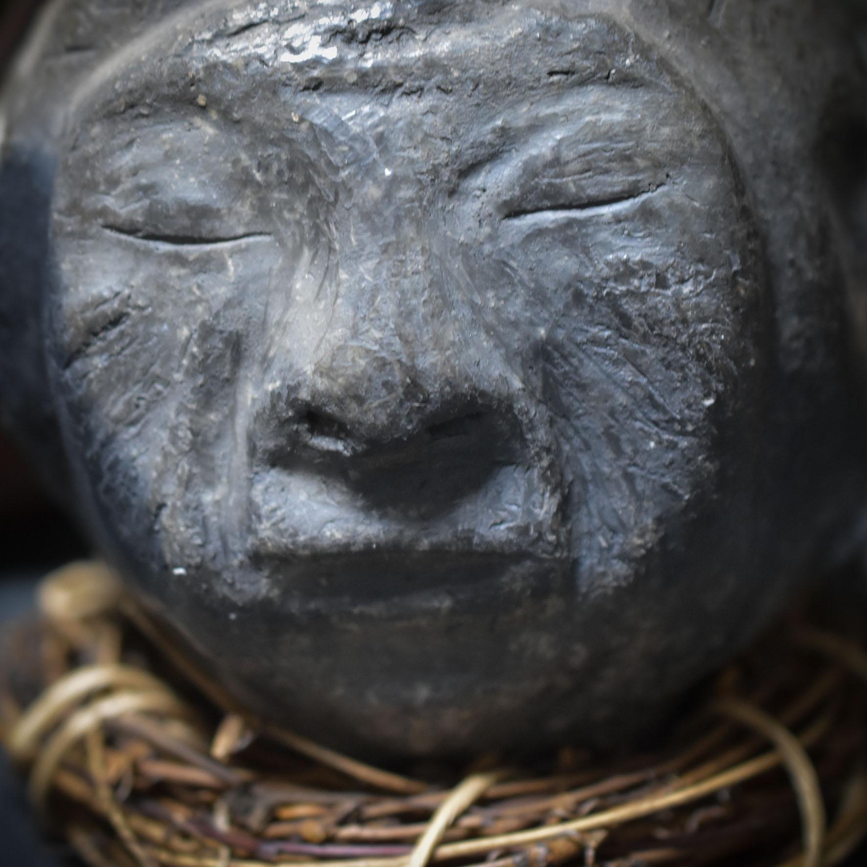 Handgefertigte Tonskulptur "Die drei Lebensphasen" - traditionelle Rauchbrandkunst - Art.Nr.: SKU016