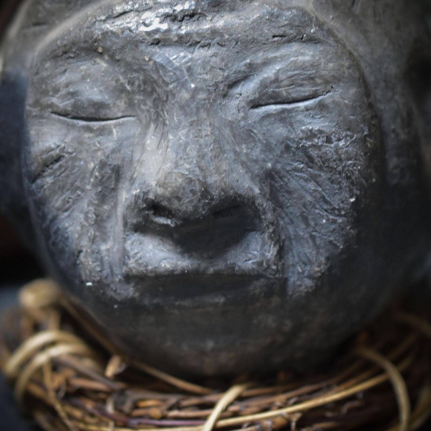 Handgefertigte Tonskulptur "Die drei Lebensphasen" - traditionelle Rauchbrandkunst