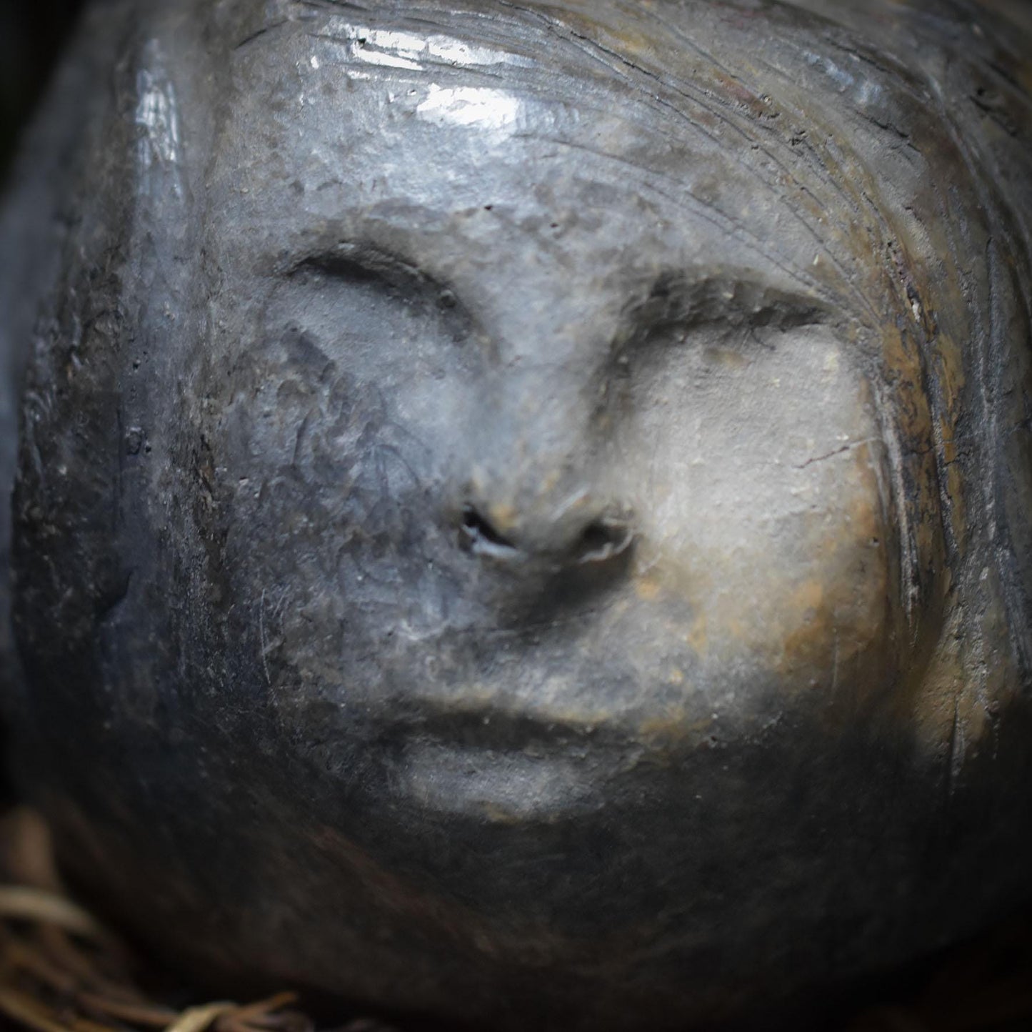 Handgefertigte Tonskulptur "Die drei Lebensphasen" - traditionelle Rauchbrandkunst