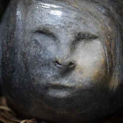 Handgefertigte Tonskulptur "Die drei Lebensphasen" - traditionelle Rauchbrandkunst