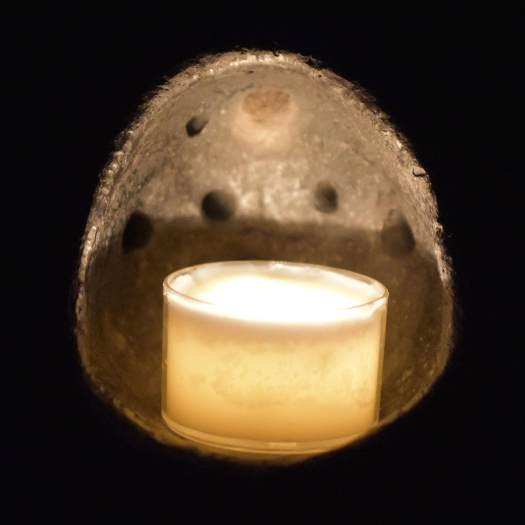 Ostara Rauchbrand-Teelichthalter – Handgefertigtes Osterei aus traditionell gebranntem Ton für Frühlingsrituale - Art.Nr.: TKH003