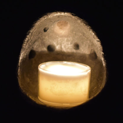 Ostara Rauchbrand-Teelichthalter – Handgefertigtes Osterei aus traditionell gebranntem Ton für Frühlingsrituale - Art.Nr.: TKH003