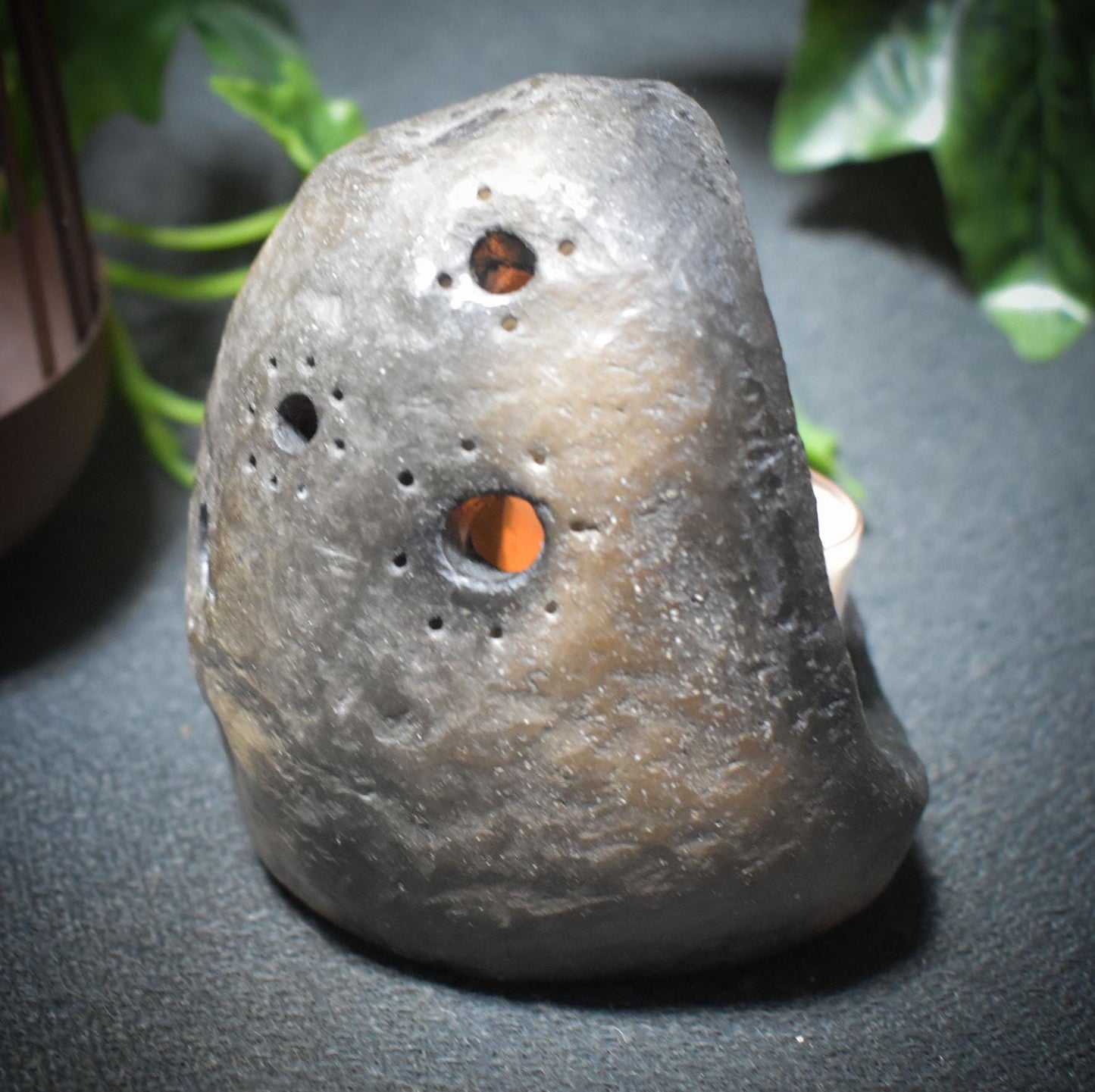 Ostara Rauchbrand-Teelichthalter – Handgefertigtes Osterei aus traditionell gebranntem Ton für Frühlingsrituale - Art.Nr.: TKH003