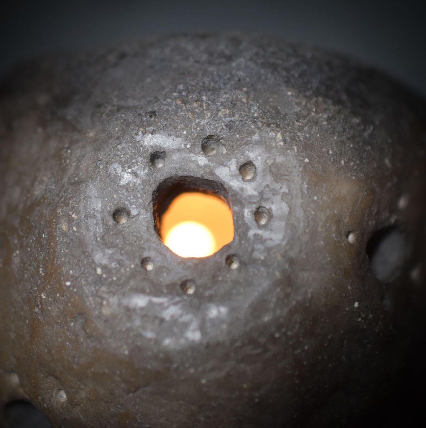 Ostara Rauchbrand-Teelichthalter – Handgefertigtes Osterei aus traditionell gebranntem Ton für Frühlingsrituale - Art.Nr.: TKH003