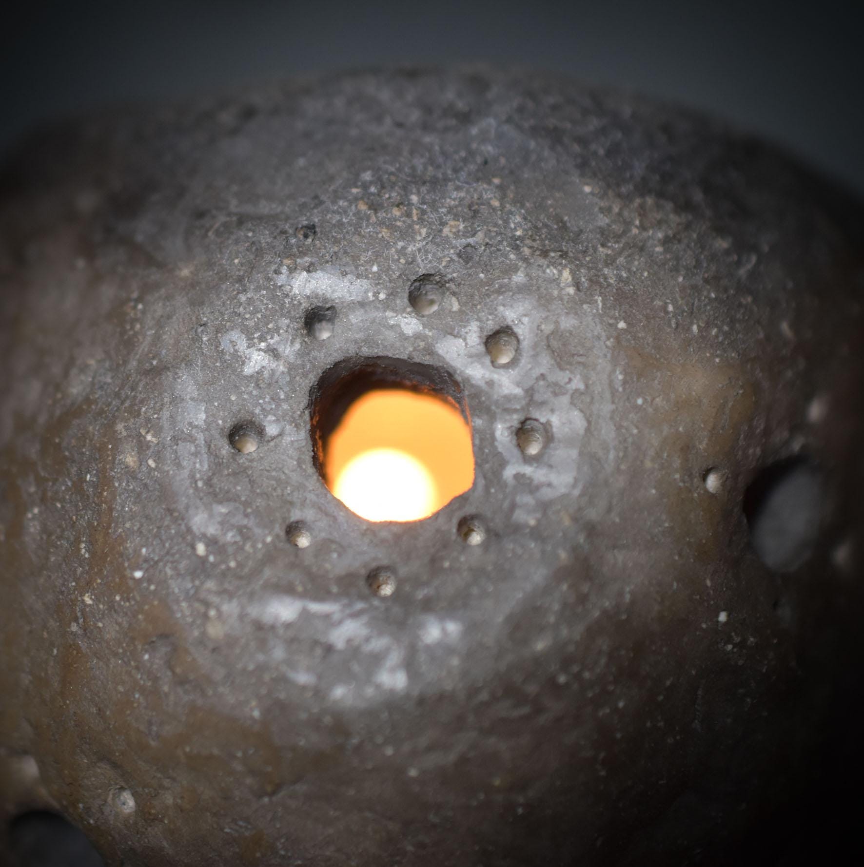 Ostara Rauchbrand-Teelichthalter – Handgefertigtes Osterei aus traditionell gebranntem Ton für Frühlingsrituale - Art.Nr.: TKH003