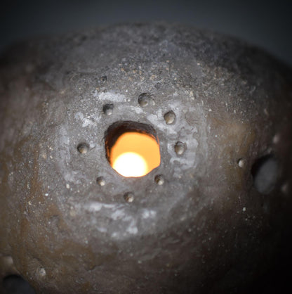 Ostara Rauchbrand-Teelichthalter – Handgefertigtes Osterei aus traditionell gebranntem Ton für Frühlingsrituale - Art.Nr.: TKH003