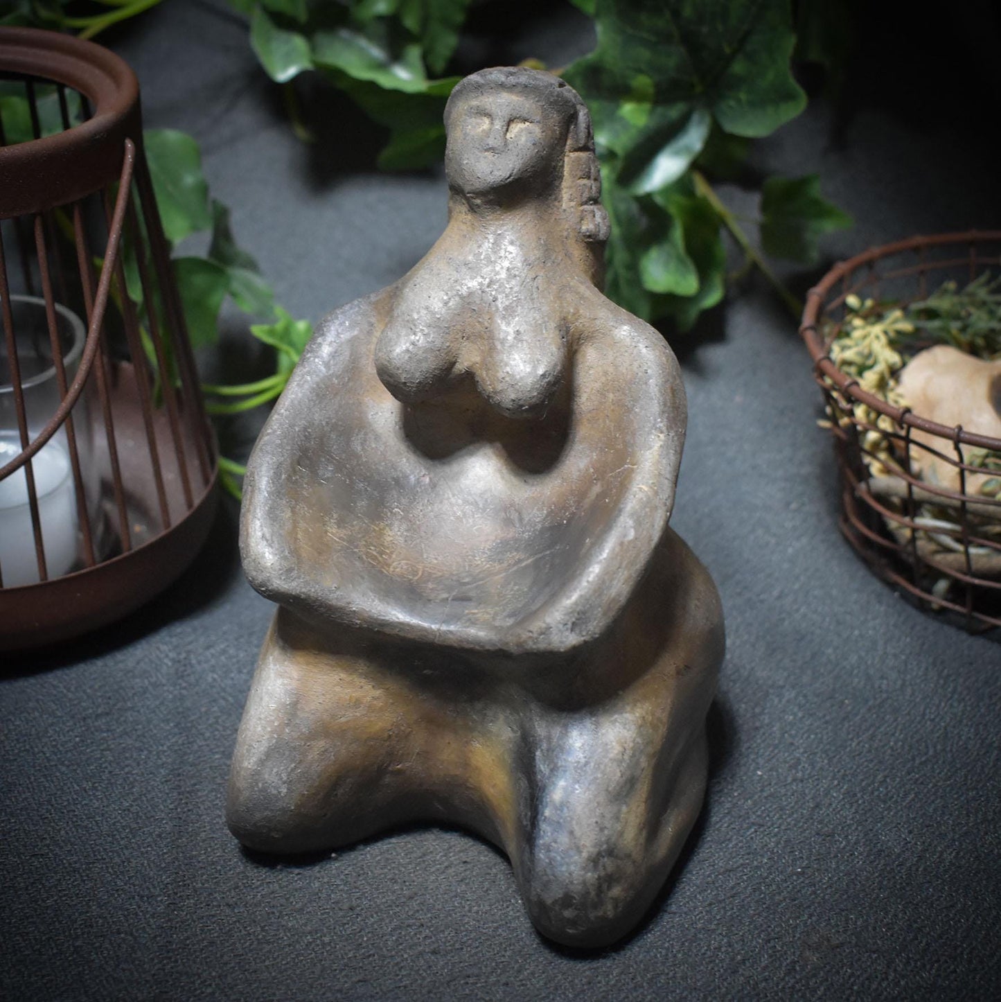 Venus Gabenschale – Handgefertigte Opferschale inspiriert von der Venus von Brassempouy in rustikaler Rauchbrandkunst - Art.Nr.: SKU032