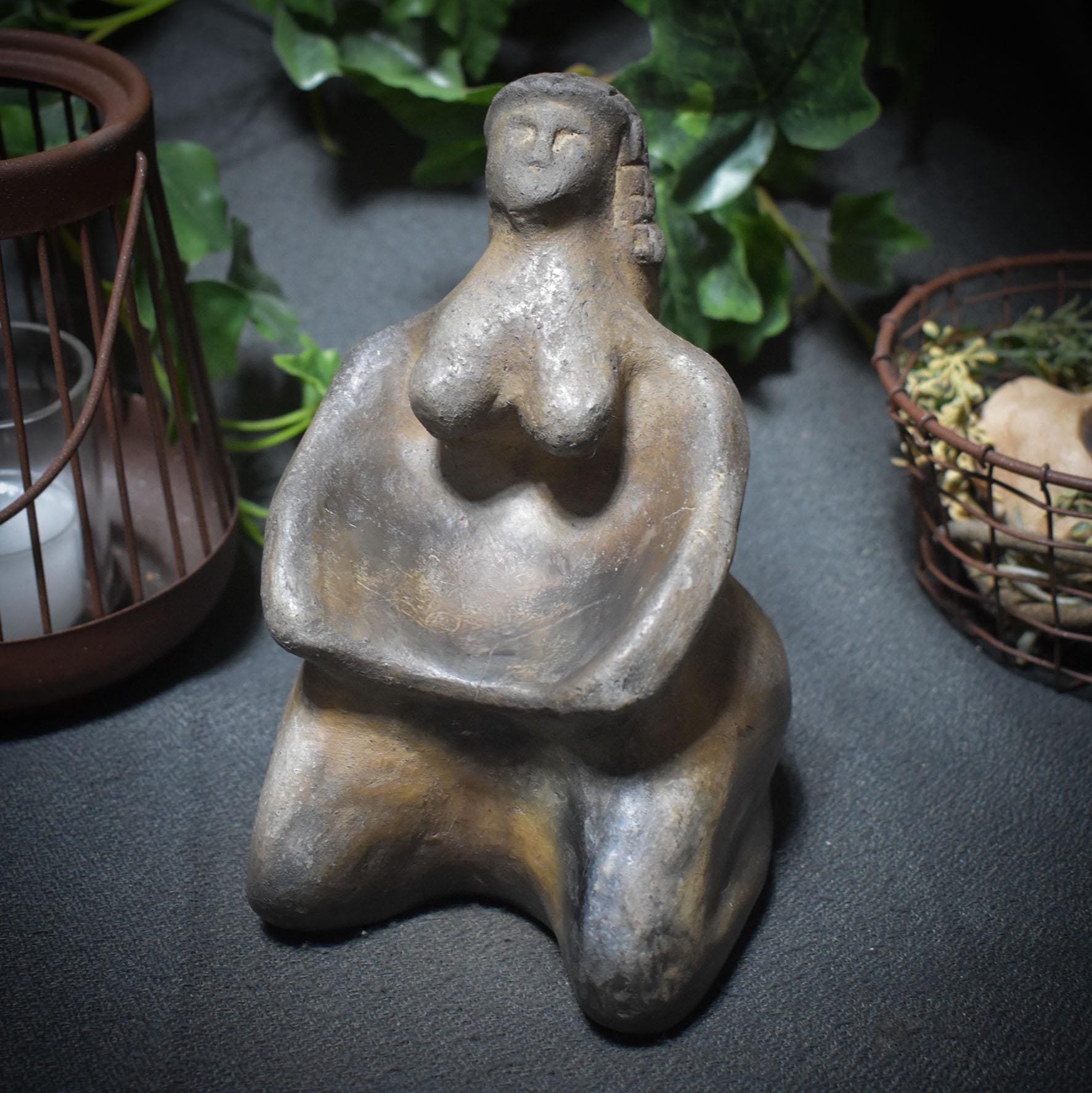 Venus Gabenschale – Handgefertigte Opferschale inspiriert von der Venus von Brassempouy in rustikaler Rauchbrandkunst