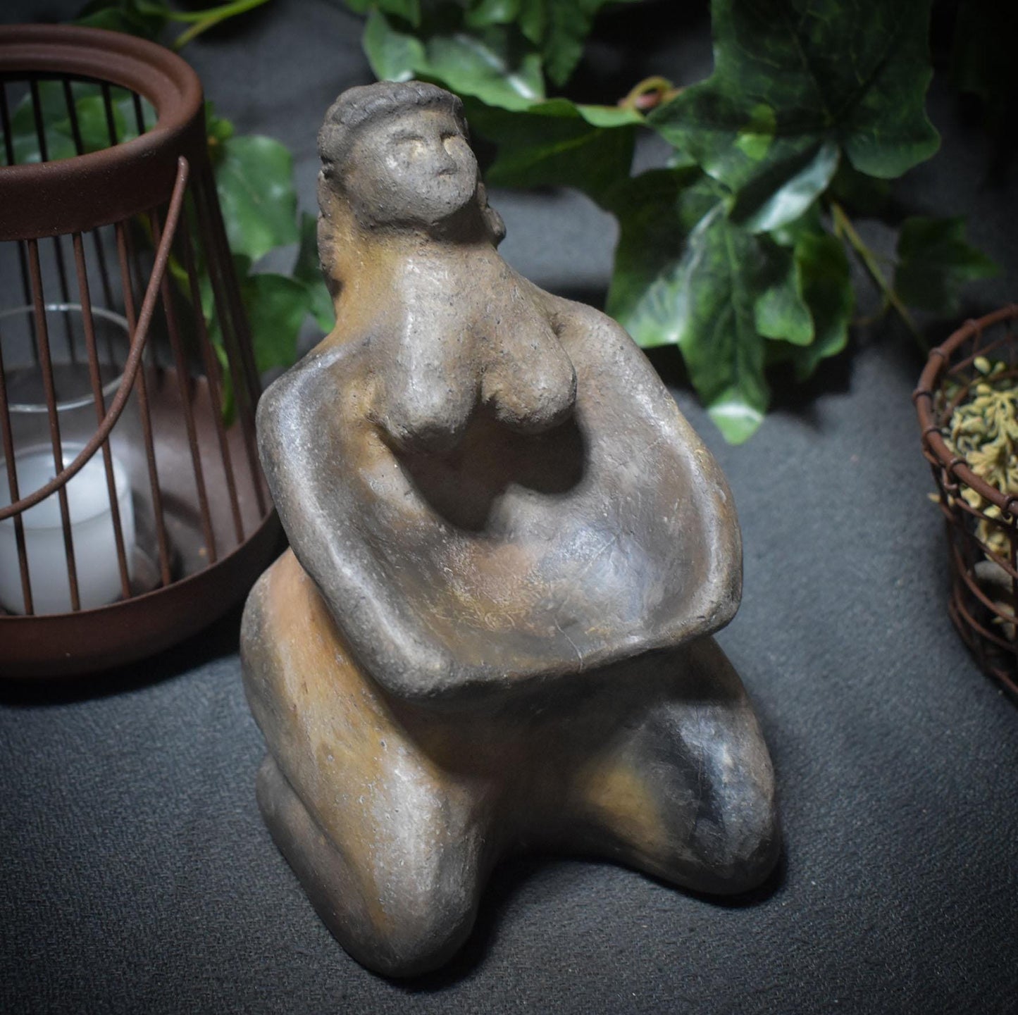 Venus Gabenschale – Handgefertigte Opferschale inspiriert von der Venus von Brassempouy in rustikaler Rauchbrandkunst