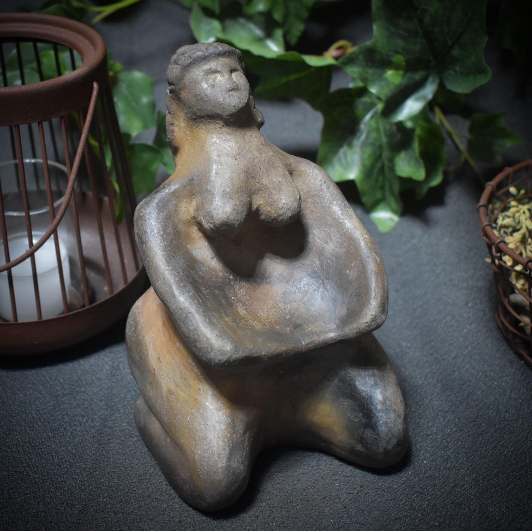 Venus Gabenschale – Handgefertigte Opferschale inspiriert von der Venus von Brassempouy in rustikaler Rauchbrandkunst