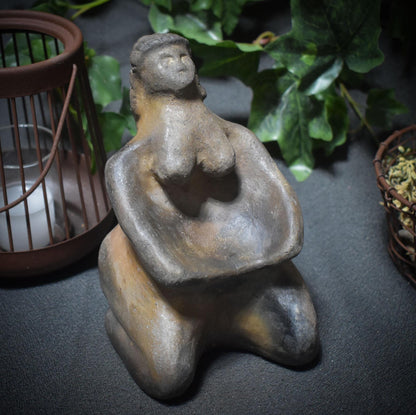 Venus Gabenschale – Handgefertigte Opferschale inspiriert von der Venus von Brassempouy in rustikaler Rauchbrandkunst