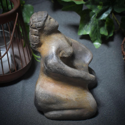 Venus Gabenschale – Handgefertigte Opferschale inspiriert von der Venus von Brassempouy in rustikaler Rauchbrandkunst