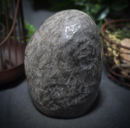 Handgemachtes Osterei aus Ton mit Inlay Tonrelief – Einzigartige, rustikale Osterdekoration