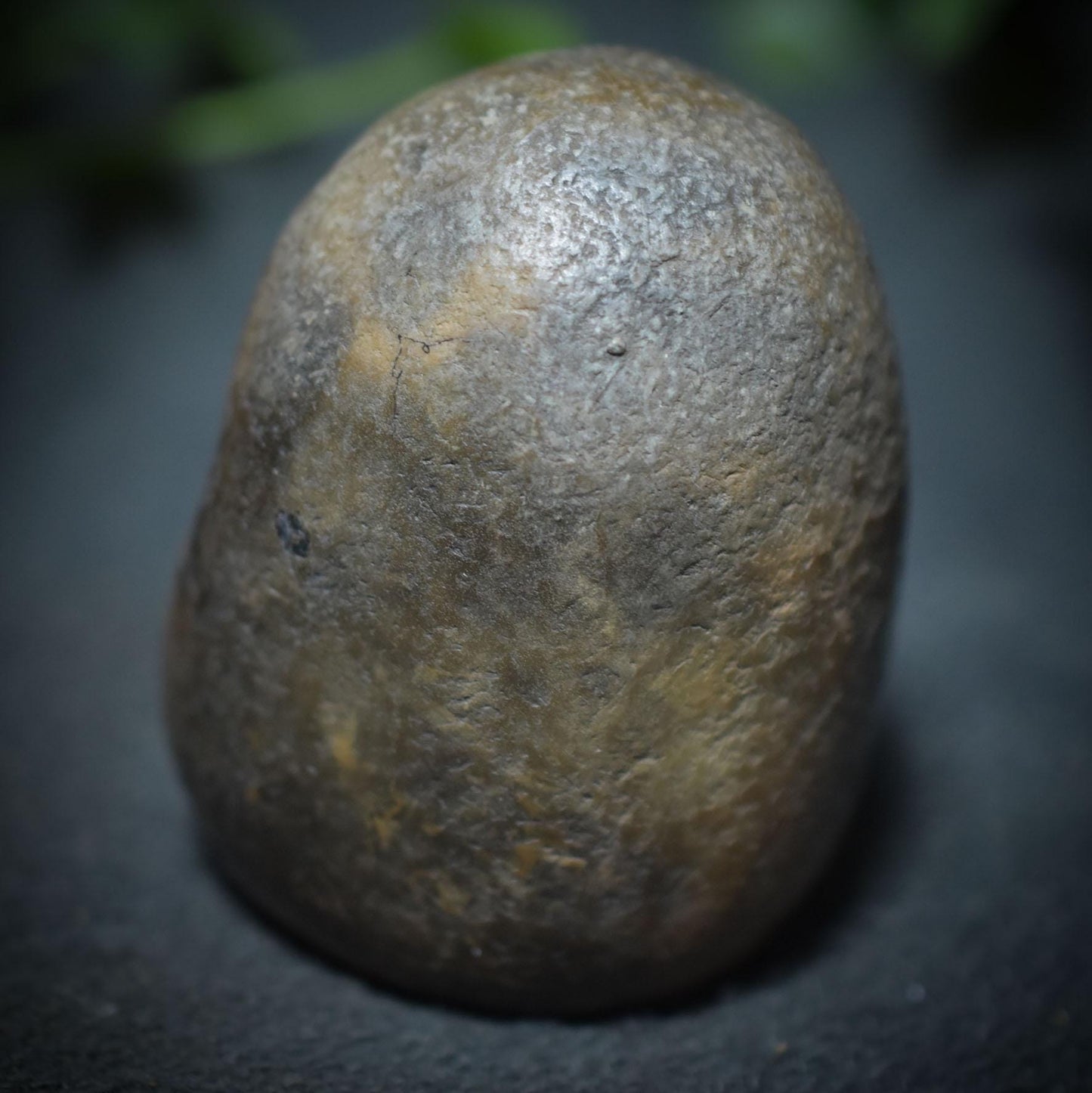 Handgefertigtes Osterei aus Ton mit keltischem Hasen und Lebensspirale – Einzigartige, rustikale Osterdekoration Art.Nr.: FRO023