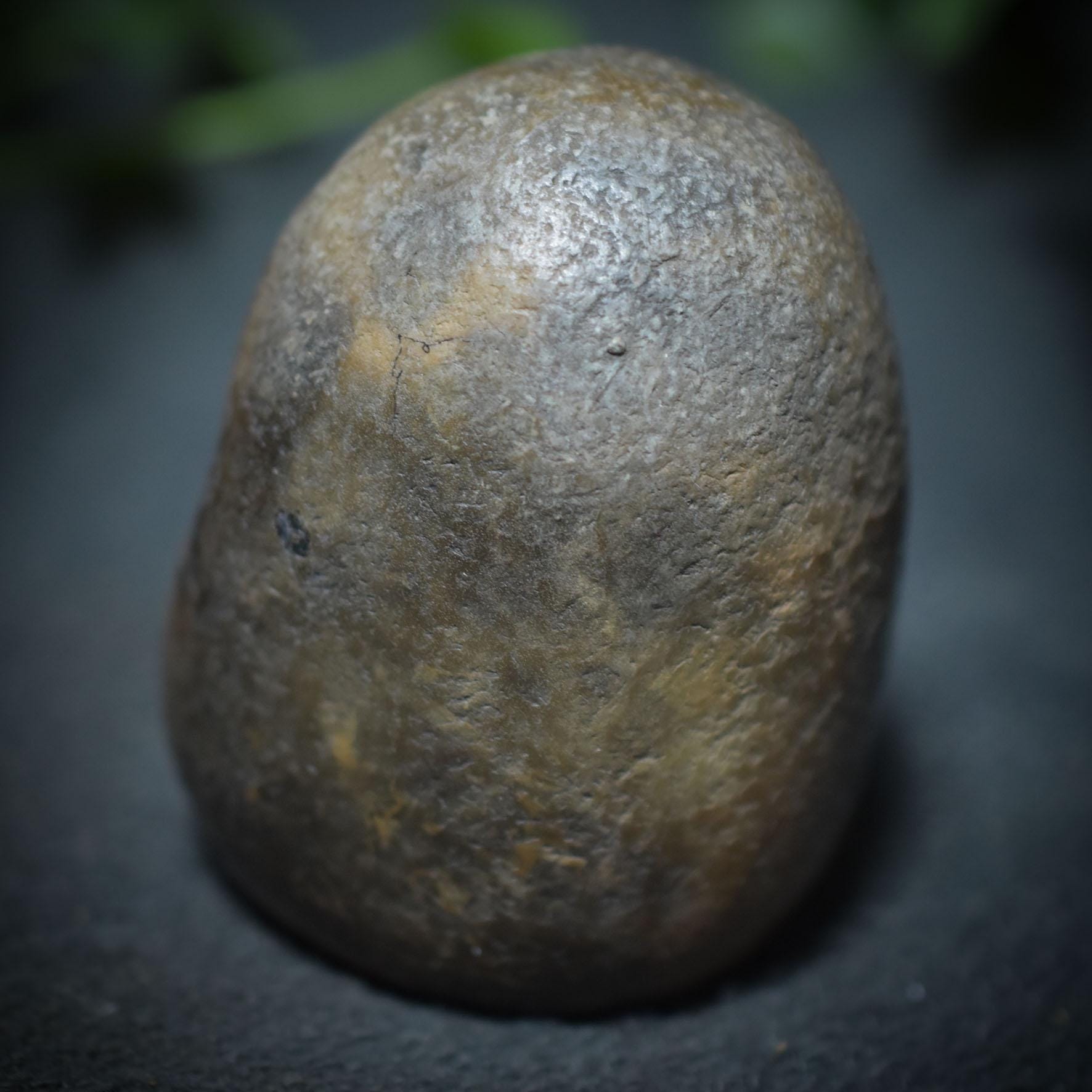 Handgefertigtes Osterei aus Ton mit keltischem Hasen und Lebensspirale – Einzigartige, rustikale Osterdekoration Art.Nr.: FRO023