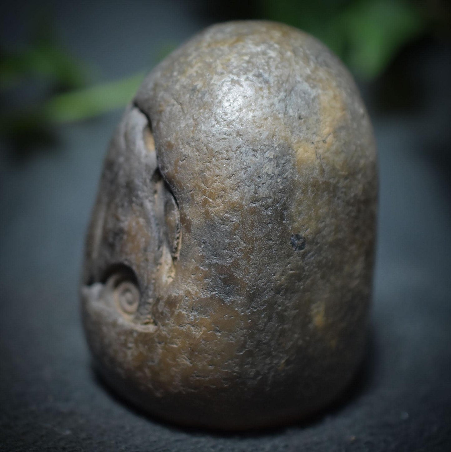 Handgefertigtes Osterei aus Ton mit keltischem Hasen und Lebensspirale – Einzigartige, rustikale Osterdekoration Art.Nr.: FRO023