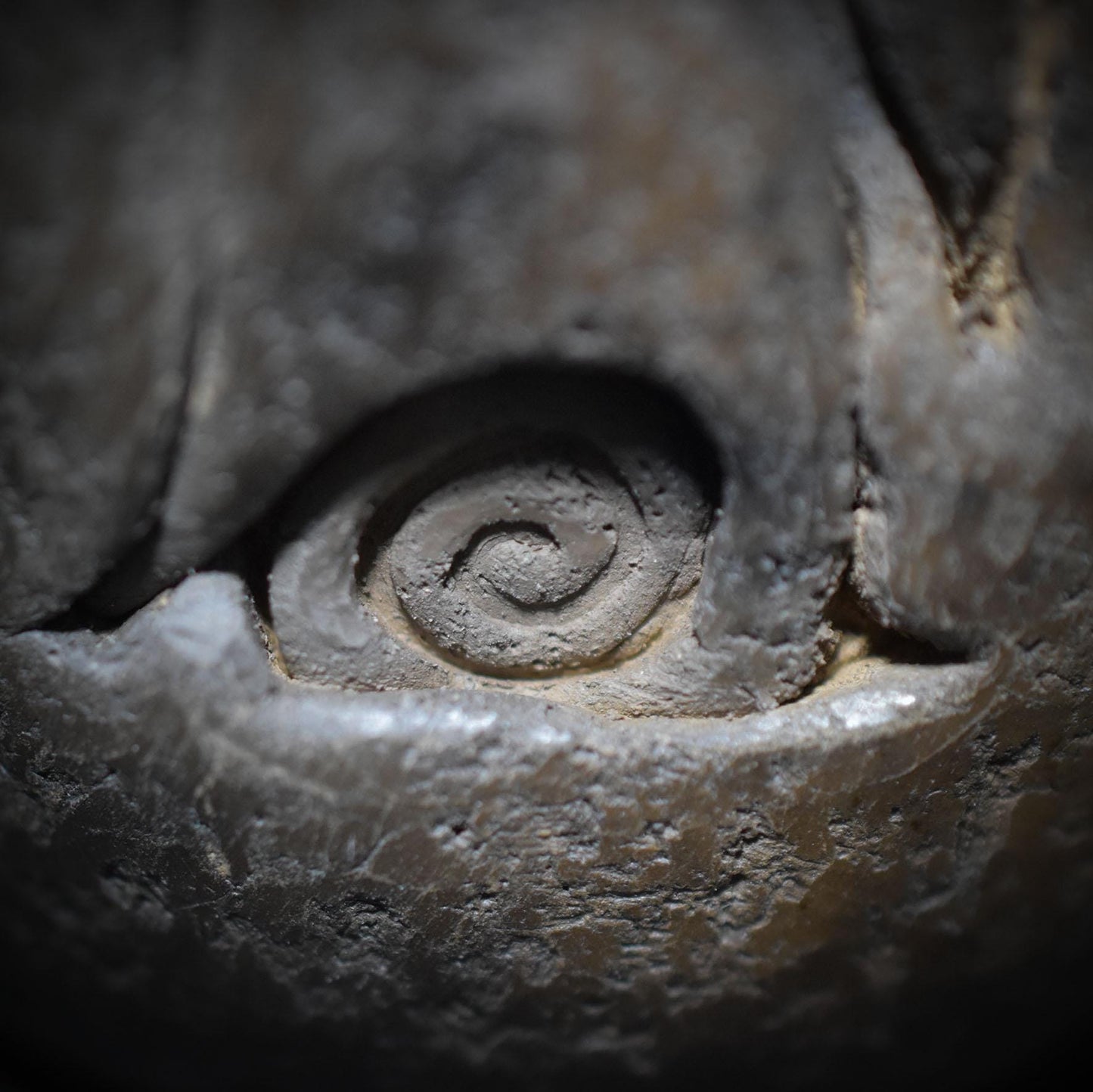 Handgefertigtes Osterei aus Ton mit keltischem Hasen und Lebensspirale – Einzigartige, rustikale Osterdekoration Art.Nr.: FRO023