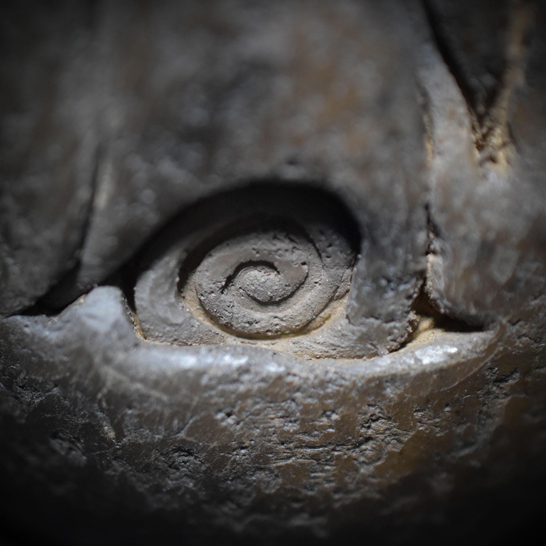 Handgefertigtes Osterei aus Ton mit keltischem Hasen und Lebensspirale – Einzigartige, rustikale Osterdekoration Art.Nr.: FRO023