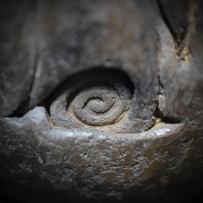 Handgefertigtes Osterei aus Ton mit keltischem Hasen und Lebensspirale – Einzigartige, rustikale Osterdekoration Art.Nr.: FRO023