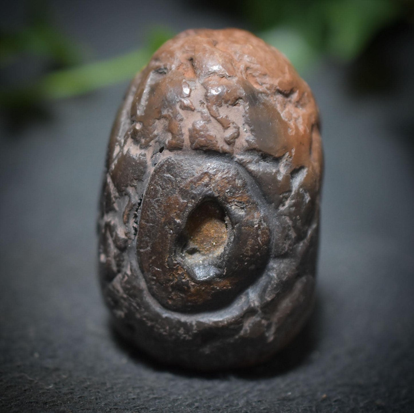 Handgefertigtes Osterei aus Ton mit Limonit-Inlay – Einzigartige, rustikale Osterdekoration Art.Nr.: FRO027