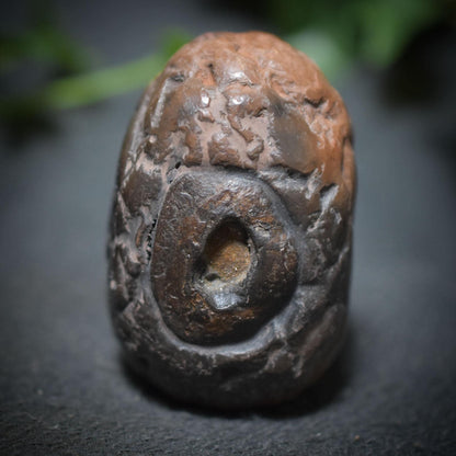 Handgefertigtes Osterei aus Ton mit Limonit-Inlay – Einzigartige, rustikale Osterdekoration Art.Nr.: FRO027