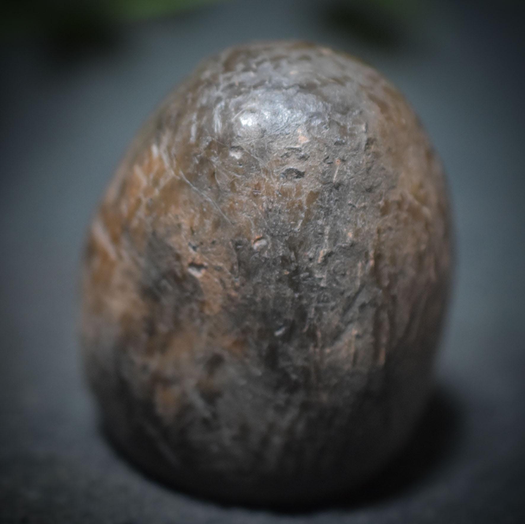 Handgefertigtes Osterei aus Ton mit Venus von Willendorf Relief – Einzigartige, rustikale Osterdekoration Art.Nr.: FRO029