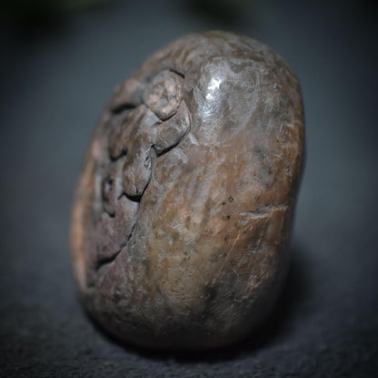 Handgefertigtes Osterei aus Ton mit Venus von Willendorf Relief – Einzigartige, rustikale Osterdekoration Art.Nr.: FRO029