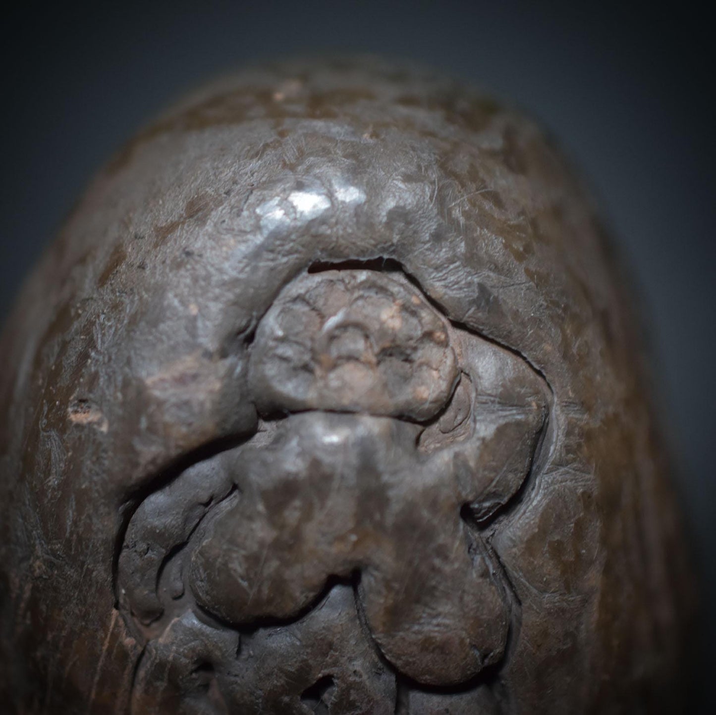 Handgefertigtes Osterei aus Ton mit Venus von Willendorf Relief – Einzigartige, rustikale Osterdekoration Art.Nr.: FRO029