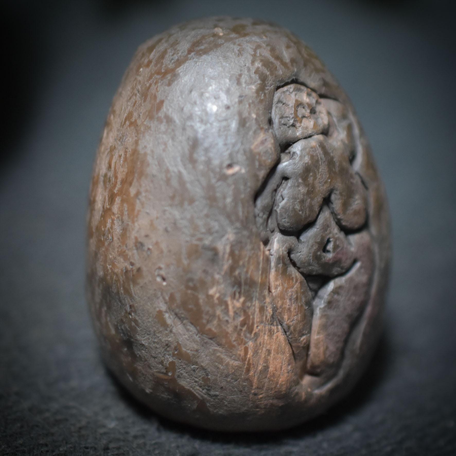 Handgefertigtes Osterei aus Ton mit Venus von Willendorf Relief – Einzigartige, rustikale Osterdekoration Art.Nr.: FRO029