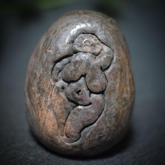 Handgefertigtes Osterei aus Ton mit Venus von Willendorf Relief – Einzigartige, rustikale Osterdekoration Art.Nr.: FRO029