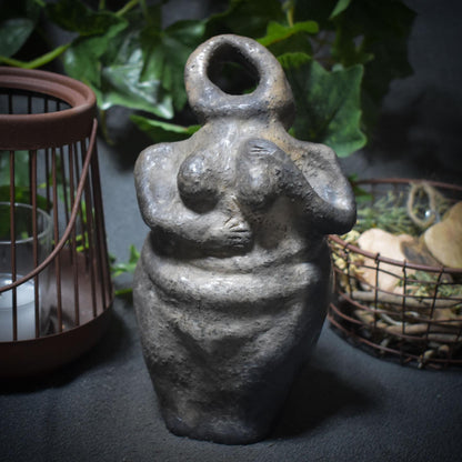 Selbstliebe Skulptur aus Ton "I’m Enough" - traditionelle Rauchbrandkunst - eine Hommage an die Selbstakzeptanz Art.Nr.: SKU019