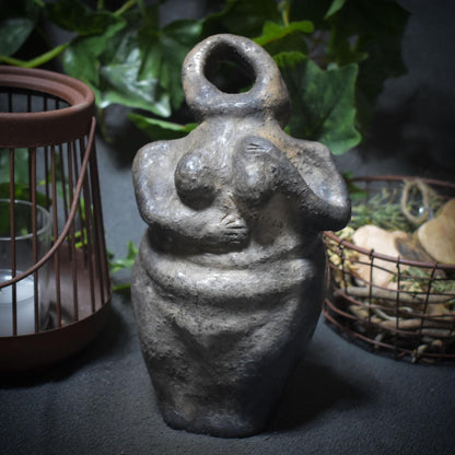 Selbstliebe Skulptur aus Ton "I’m Enough" - traditionelle Rauchbrandkunst - eine Hommage an die Selbstakzeptanz