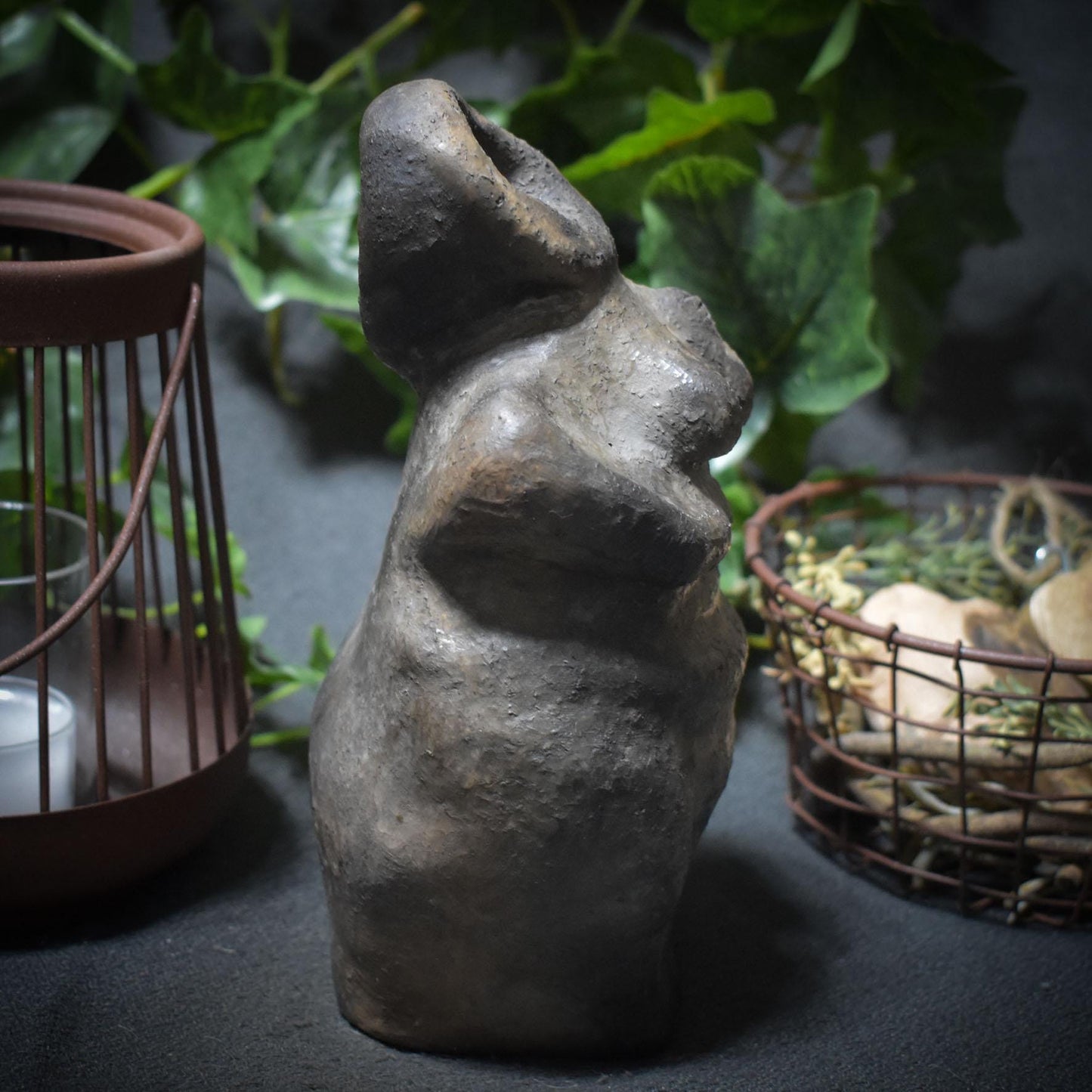 Selbstliebe Skulptur aus Ton "I’m Enough" - traditionelle Rauchbrandkunst - eine Hommage an die Selbstakzeptanz Art.Nr.: SKU019