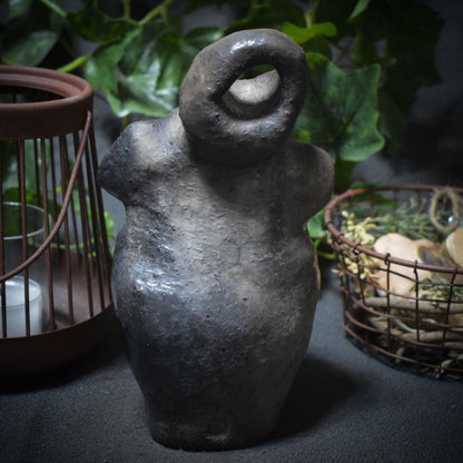 Selbstliebe Skulptur aus Ton "I’m Enough" - traditionelle Rauchbrandkunst - eine Hommage an die Selbstakzeptanz