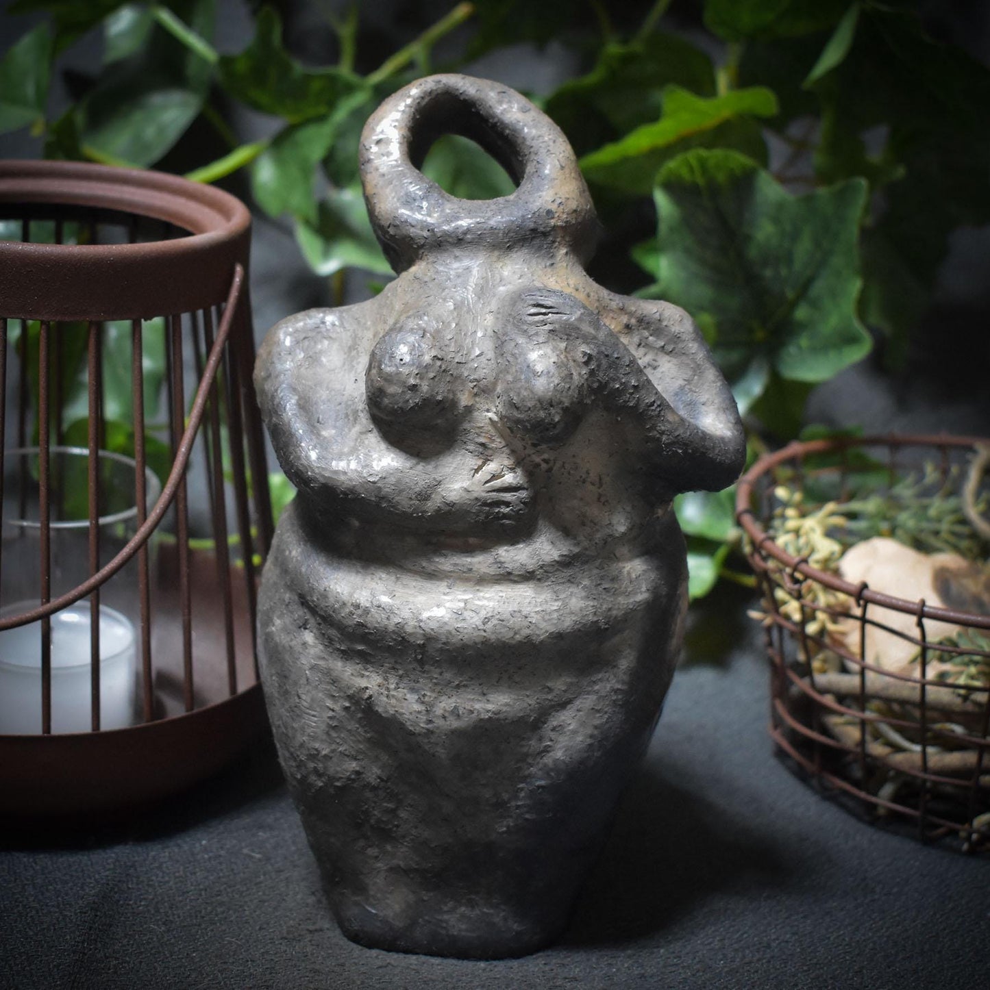 Selbstliebe Skulptur aus Ton "I’m Enough" - traditionelle Rauchbrandkunst - eine Hommage an die Selbstakzeptanz