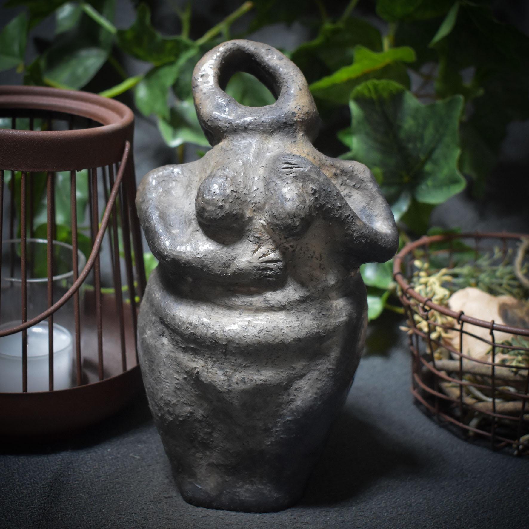 Selbstliebe Skulptur aus Ton "I’m Enough" - traditionelle Rauchbrandkunst - eine Hommage an die Selbstakzeptanz