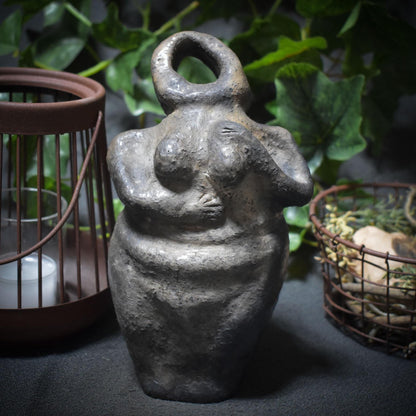 Selbstliebe Skulptur aus Ton "I’m Enough" - traditionelle Rauchbrandkunst - eine Hommage an die Selbstakzeptanz